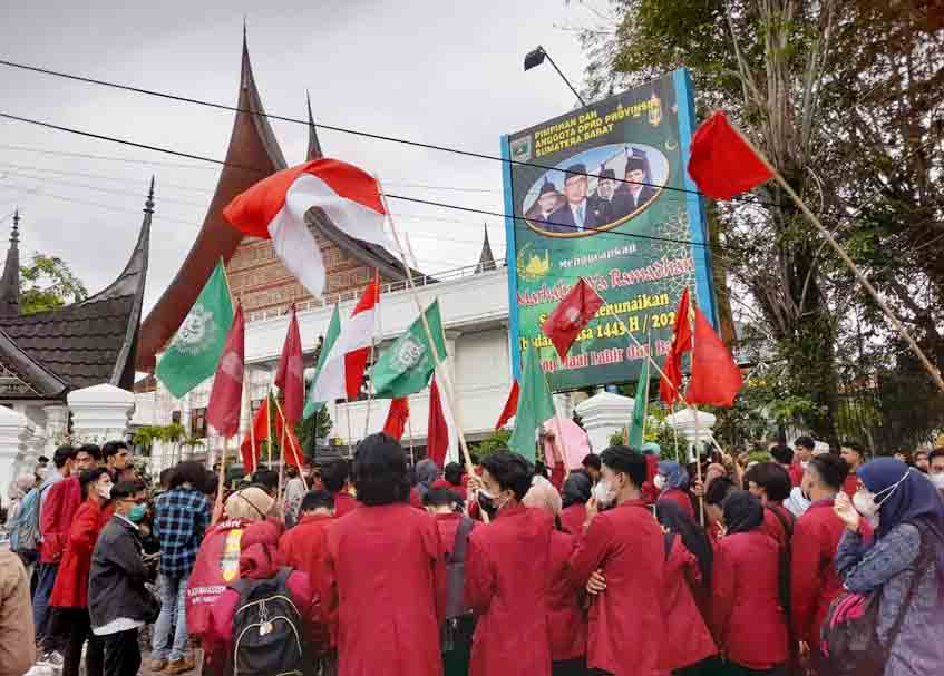 Berita Sumbar terbaru dan terkini hari ini: IMM Sumbar menggelar aksi unjuk rasa di depan kantor DPRD Sumbar, Kamis (7/4/2022).