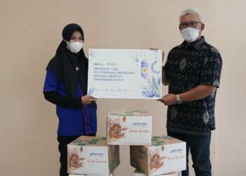 Menyambut Ramadan, IPC TPK menyalurkan bantuan sembako untuk karyawan pelabuhan. (Foto: dok humas IPC TPK)