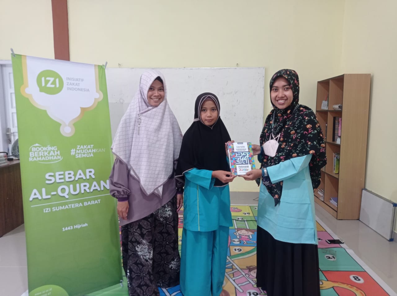 IZI berbagi Iftar Takjil Bersama Penghafal Alquran di Pelosok Tanah Datar