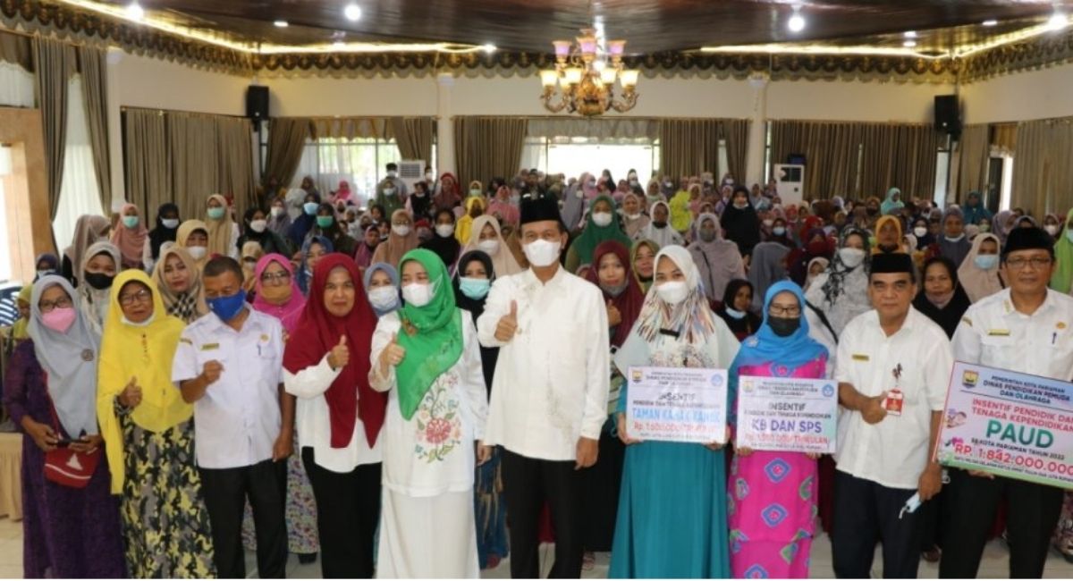 wali-kota-pariaman-genius-umar-serahkan-insentif-pada-614-ptk