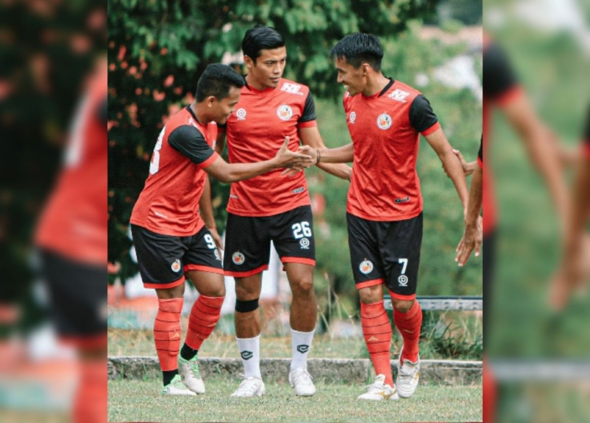 Berita Sumbar terbaru dan terkini hari ini: Pemain Persita Tangerang Irsyad Maulana ikut bergabung latihan bersama Semen Padang FC. 