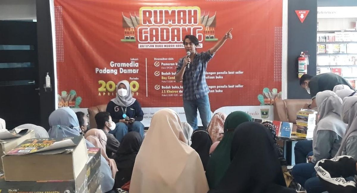 Penulis Novel Kado Terbaik Roadshow di Padang