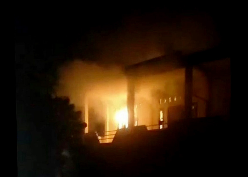 Berita Dharmasraya - berita Sumbar terbaru dan terkini hari ini: Ruko lantai dua yang merupakan kantor J&T di Dharmasraya terbakar.