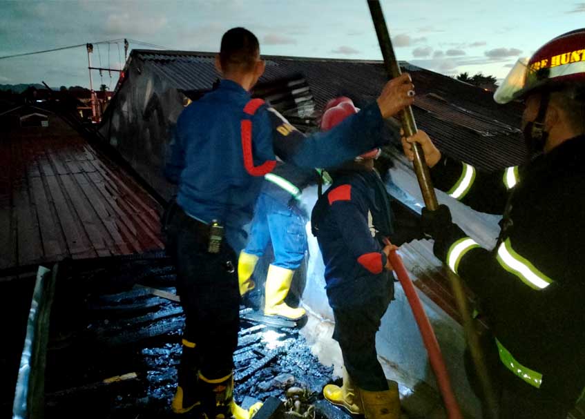 Berita Padang - berita Sumbar terbaru dan terkini hari ini: Satu unit rumah milik sorang PNS di Padang nyaris jadi arang saat berbuka puasa.