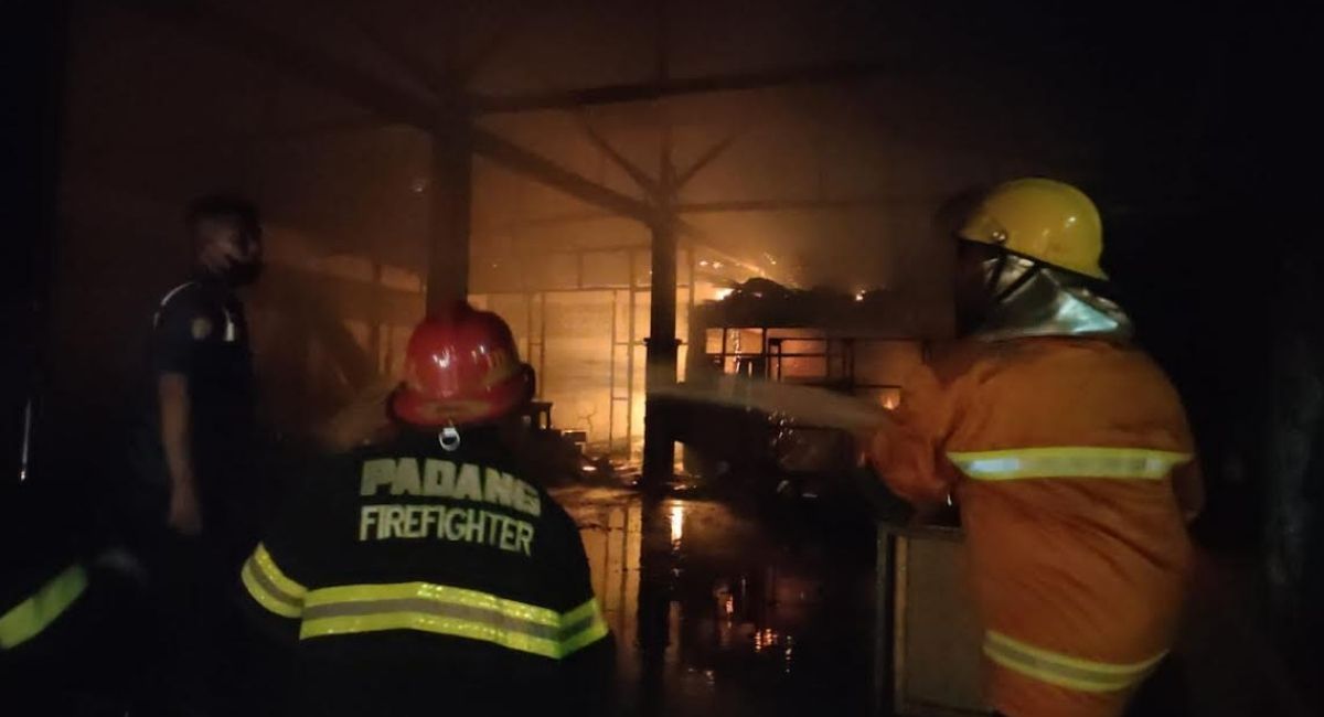 2 Rumah dan 1 Gudang di Indarung Kota Padang Terbakar