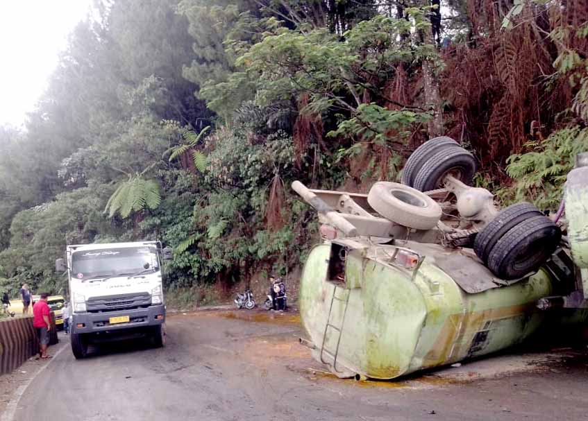 Berita Padang - berita Sumbar terbaru dan terkini hari ini: Muatan CPO di truk yang kecelakaan itu tumpah ke jalan, dan membuat aspal licin.