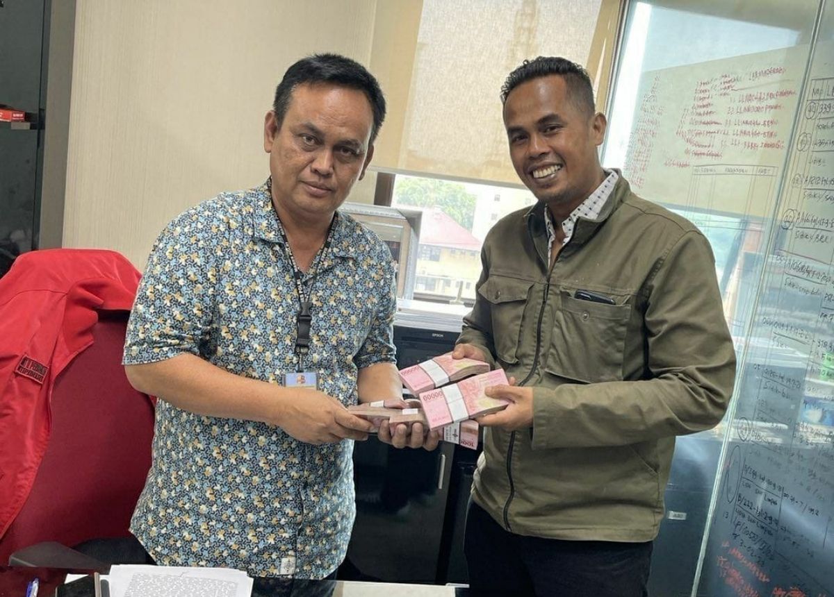 Berita terbaru dan terkini hari ini: Lord Adi mengembalikan uang senilai Rp50 juta pemberian dari Indra Kenz ke Bareskrim Polri. 