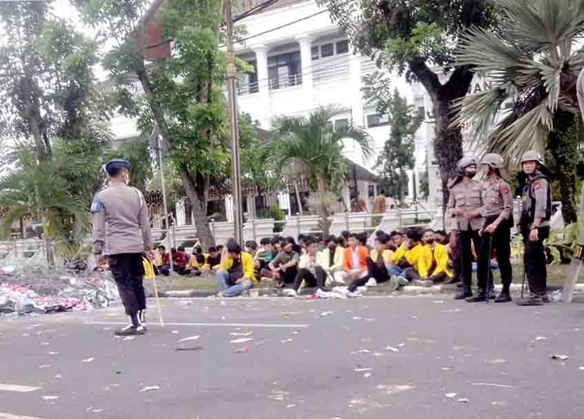 Berita Sumbar terbaru dan terkini hari ini: Kericuhan dalam aksi demonstrasi mahasiswa di DPRD Sumbar tak terelakkan.