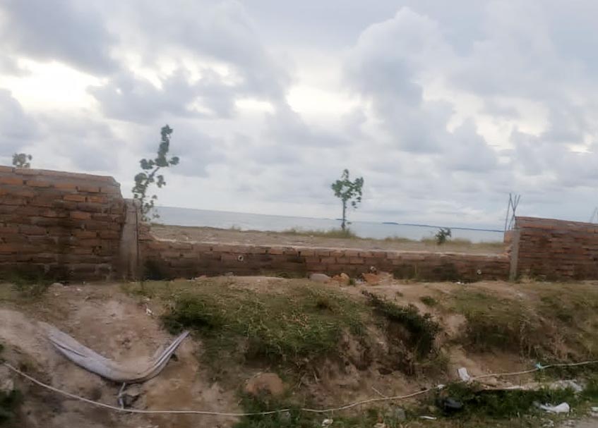 Berita Padang - berita Sumbar terbaru dan terkini hari ini: Pagar Masjid Al Hakim Padang yang masih tahap pengerjaan dirobohkan OTK.