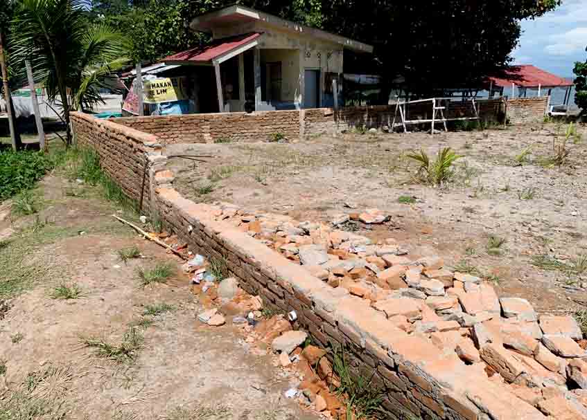 Berita Padang - berita Sumbar terbaru dan terkini hari ini: Pagar Masjid Al Hakim Padang yang masih tahap pengerjaan dirobohkan OTK.