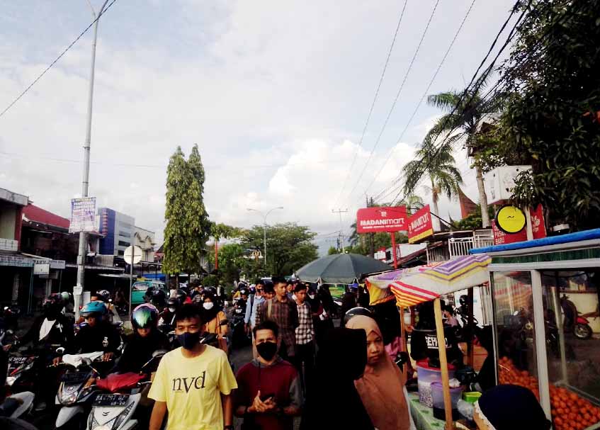 Berita Padang - berita Sumbar terbaru dan terkini hari ini: Ribuan pengunjung di sore Ramadan kembali ramai hilir mudik di Pasar Baru Padang.