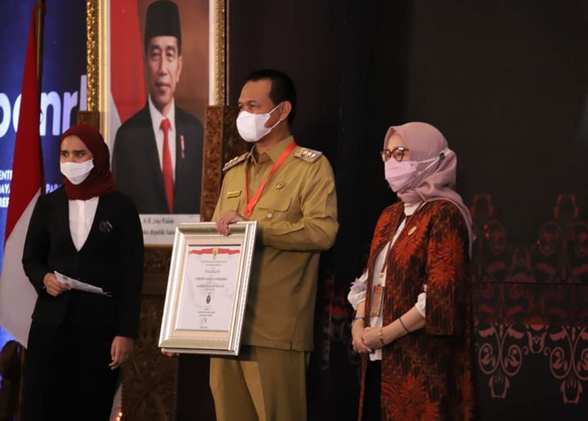 Berita Kota Pariaman - berita Sumbar terbaru dan terkini hari ini: Wali Kota Pariaman Genius Umar menerima penghargaan SAKIP dan RB