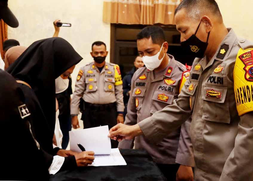 Berita Bukittinggi - berita Sumbar terbaru dan terkini hari ini: Polres Bukittinggi mengapresiasi 18 pengikut NII yang telah cabut baiat.