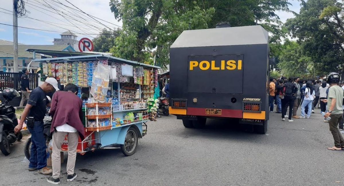 Demo Saat Puasa di DPRD Sumbar, Pedagang Minuman Dingin Siaga di Lokasi