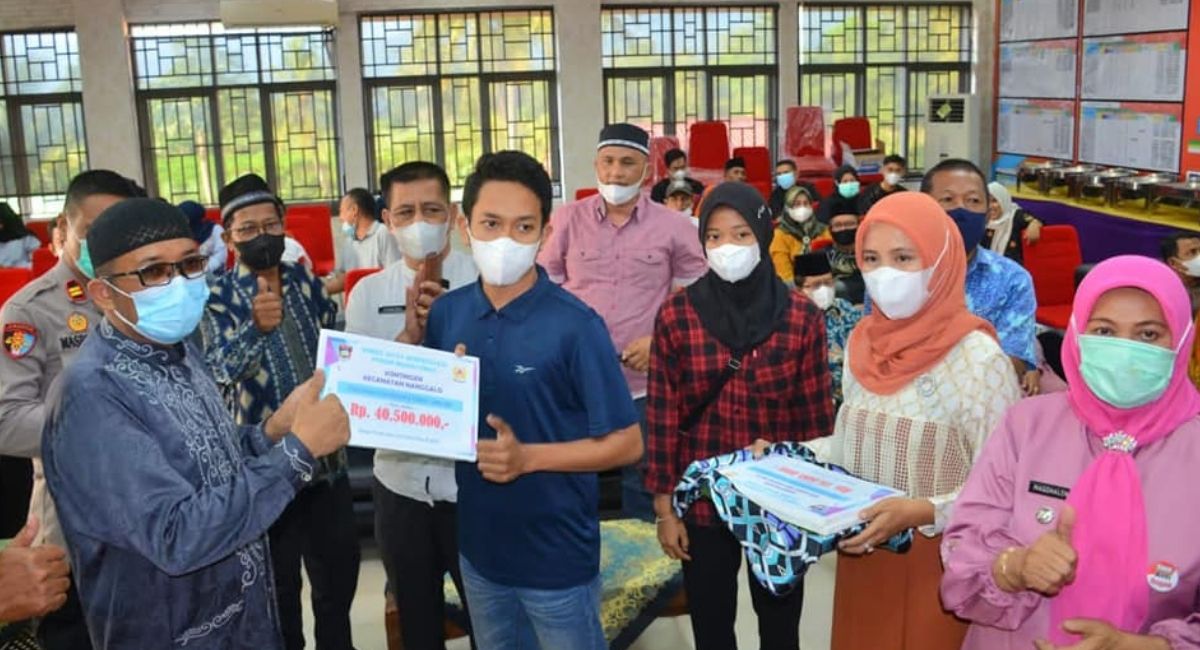 Serahkan Bonus Atlet, Wako Padang: Persiapkan Diri Hadapi Porprov 2023