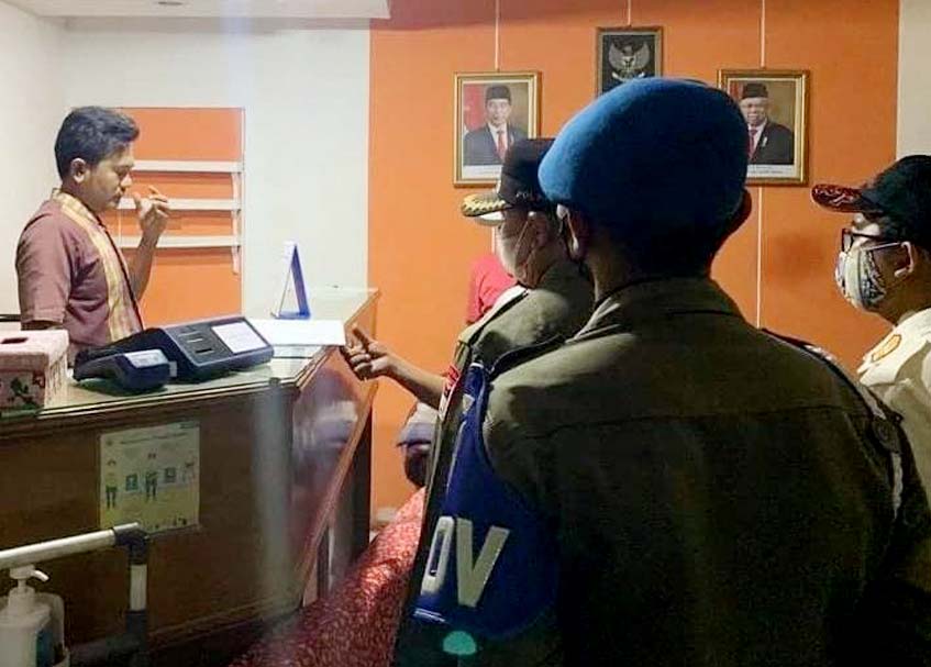 Berita Padang - berita Sumbar terbaru dan terkini hari ini: Tiga pria dan empat wanita diamankan Satpol PP di kos dan penginapan di Padang.