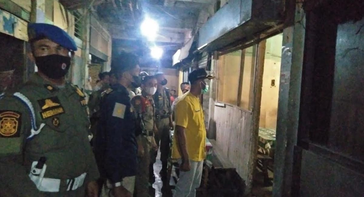 Langgar Jam Operasi, Pemilik Warung Makan Ditegur Satpol PP Padang