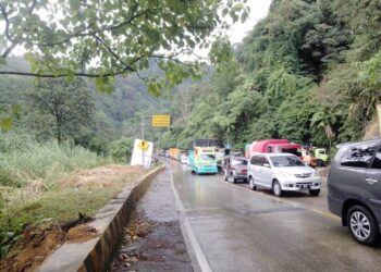 Berita Padang - berita Sumbar terbaru dan terkini hari ini: Kemacetan panjang terjadi pasca terguling sebuah truk CPO di Sitinjau Lauik.