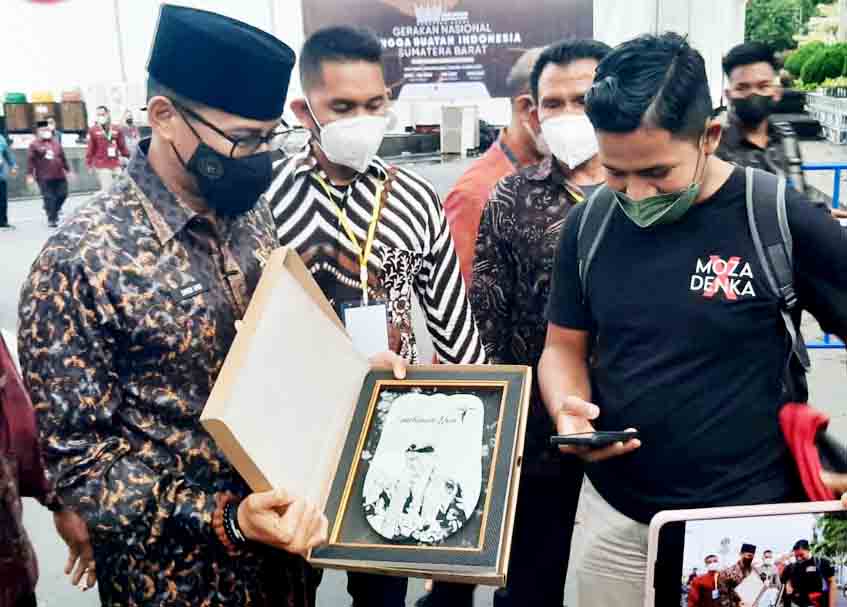 Berita Bukittinggi - berita Sumbar terbaru dan terkini hari ini: Pelaku UMKM Agam serahkan oleh-oleh Tarompa Ukia ke Sandiaga Uno.