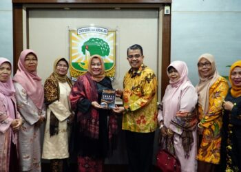Sebanyak 12 profesor wanita Fakultas Peternakan Unand menyerahkan buku kepada Rektor Unand Prof. Dr. Yuliandri, SH MH. (Foto: humas unand)