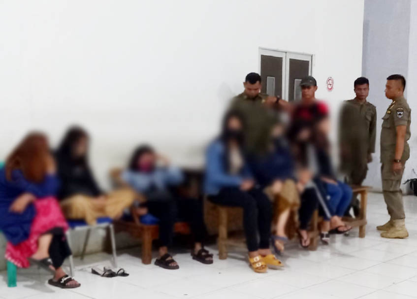 Berita Pasaman Barat - berita Sumbar terbaru dan terkini hari ini: Satpol PP amankan tujuh wanita pemandu karaoke di Pasaman Barat (Pasbar).