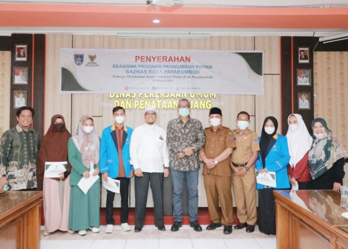 Wali Kota Payakumbuh Riza Falepi serahkan bantuan dari Baznas untuk beasiswa bagi mahasiswa dalam program Payakumbuh pintar