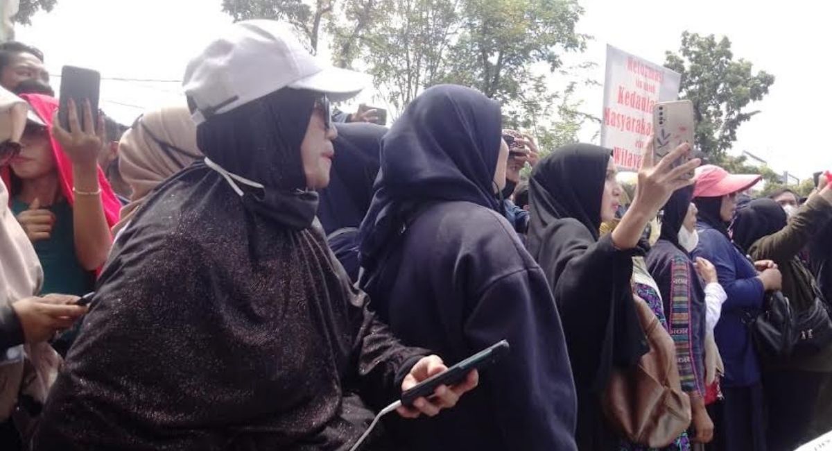 Ikut Demonstrasi Mahasiswa, Emak-emak: Turunkan Harga Minyak Goreng