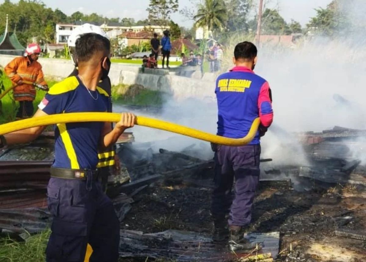 Kebakaran Hanguskan Gudang Penyimpanan Ikan Di Bukittinggi