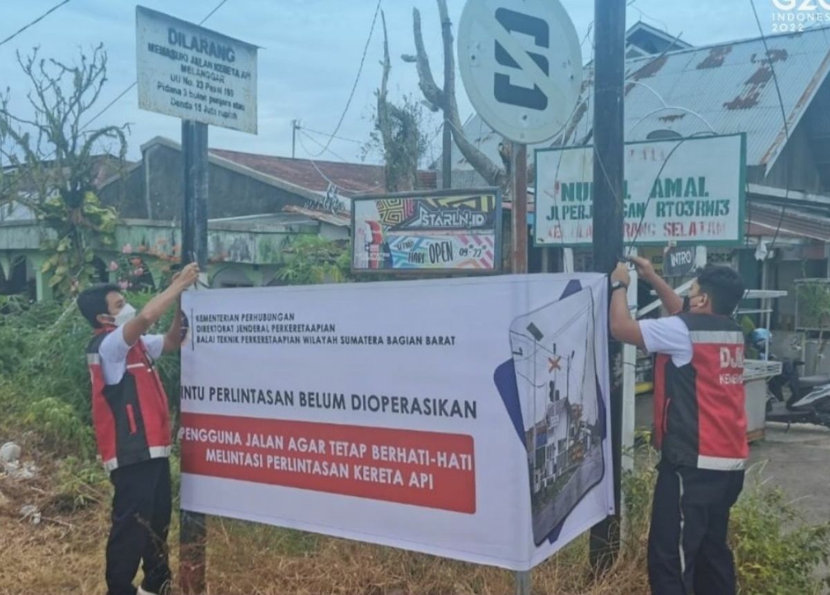Berita Sumbar terbaru dan terkini hari ini: Balai KA Sumbar memasang spanduk agar pengguna jalan berhati-hati melintas di pintu perlintasan