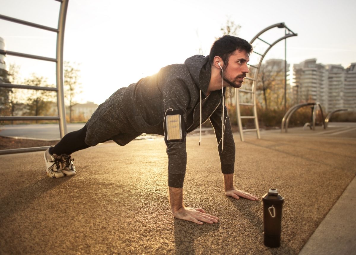 Olahraga ringan tetap harus dilakukan selama bulan Ramadan untuk menjaga tubuh tetap bugar dan sehat. Olahraga harus dilakukan dengan porsi