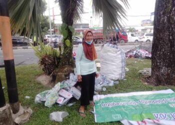 Berita Padang - berita Sumbar terbaru dan terkini hari ini: Demontrasi di DPRD Sumbar dimanfaatkan pemulung untuk mengumpulkan botol plastik.