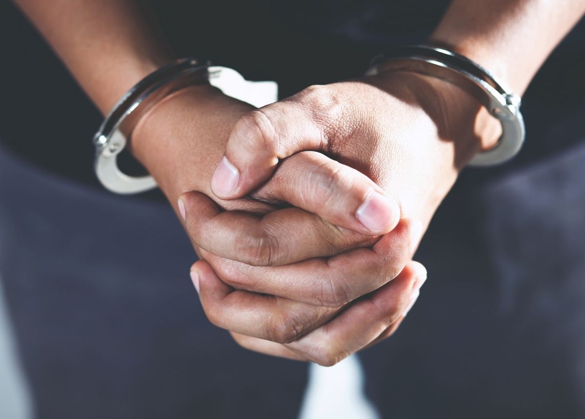 Seorang oknum PNS Kota Solok berinisial AJ (48) ditangkap Tim Satresnarkoba Polres Kota Solok karena diduga sebagai kurir narkoba pada Rabu