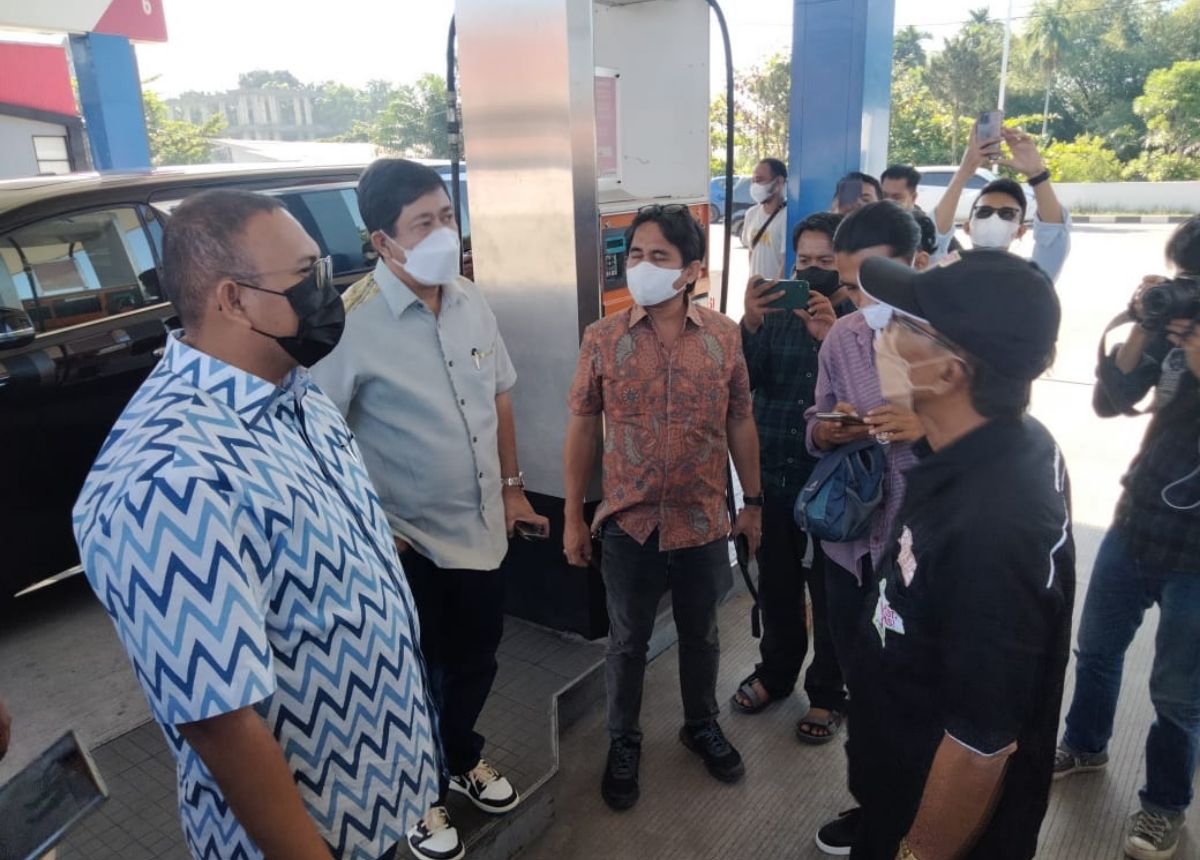 Berita Sumbar terbaru dan terkini hari ini: Pertamina resmi menaikkan harga pertamax. Harga pertamax saat ini Rp12.500 atau naik Rp3.500.