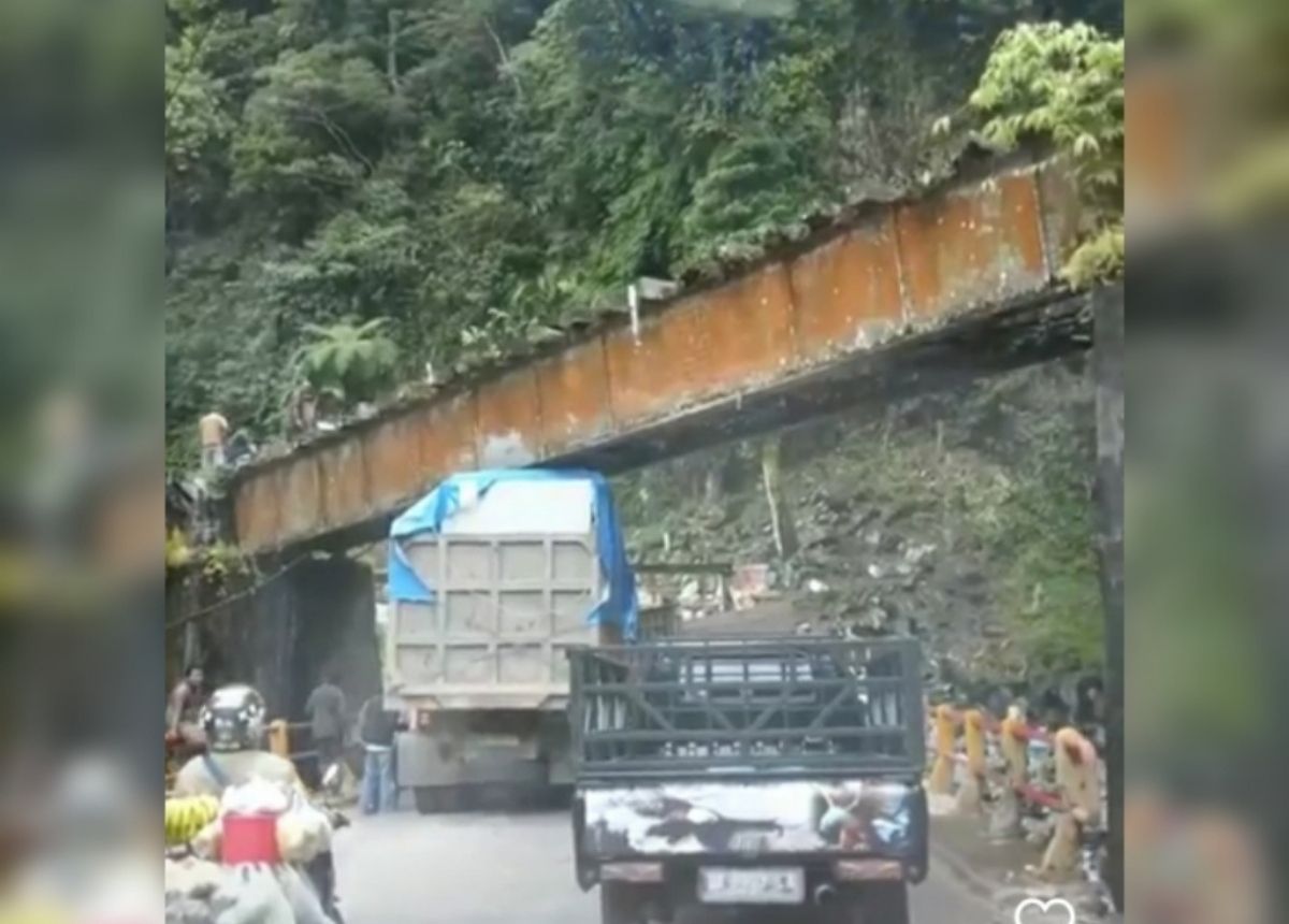 Berita Tanah Datar - berita Sumbar terbaru dan terkini hari ini: Satu unit truk tersangkut di jembatan rel kereta api di kawasan Lembah Anai.
