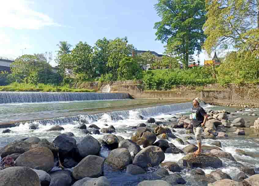 Berita Padang - berita Sumbar terbaru dan terkini hari ini: Tim Ekspedisi Sungai Nusantara juga mengambil sampel air Batang Kuranji Padang.