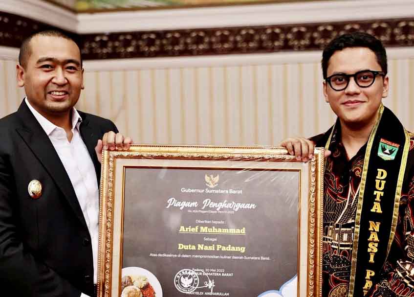 Berita Sumbar terbaru dan terkini hari ini: YouTuber Arief Muhammad dianugerahi gelar Duta Nasi Padang oleh Gubernur Sumbar, Audy Joinaldy.