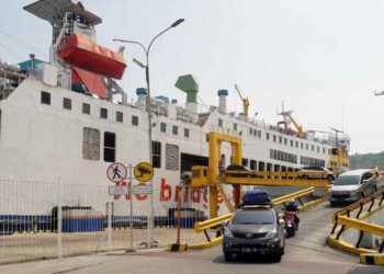 Berita terbaru dan terkini hari ini: Jumlah penumpang dan kendaraan pada arus balik lebaran 2022 di Pelabuhan Merak mulai naik signifikan.