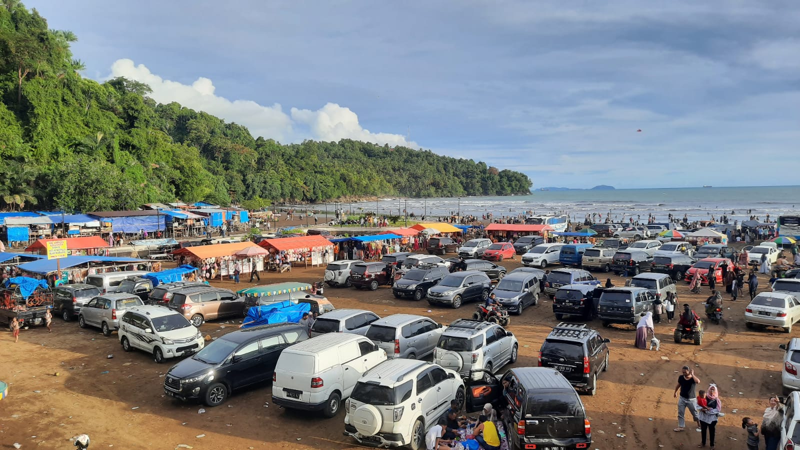 Libur Lebaran, Pantai Air Manis Diserbu Ribuan Wisatawan