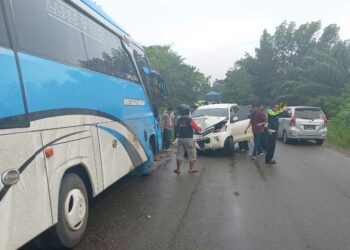 Berita Dharmasraya - berita Sumbar terbaru dan terkini hari ini: Akibat menyalip kendaraan di depannya, Xenia tarbrak bus pariwisata.