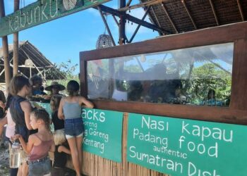 Turis mancanegara membeli nasi kapau di Bali. (Foto: Hasril Chaniago)