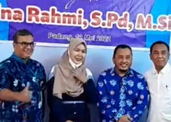 Dr. Aladin, Vina Rahmi, Firdaus Jamal dan Eko Maryadi dalam serah terima jabatan direktur PKBI Sumbar.  (Foto: Dok PKBI Sumbar)