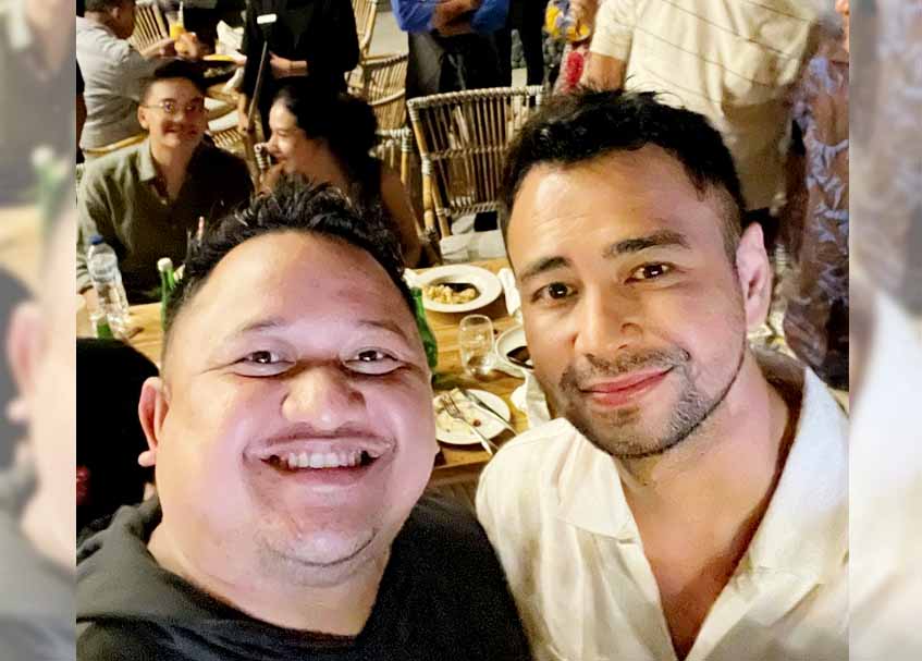 Berita Padang - berita Sumbar terbaru dan terkini hari ini: Raffi Ahmad dan keluarganya bertemu Zico Basko di Sate Manangkabau Padang.