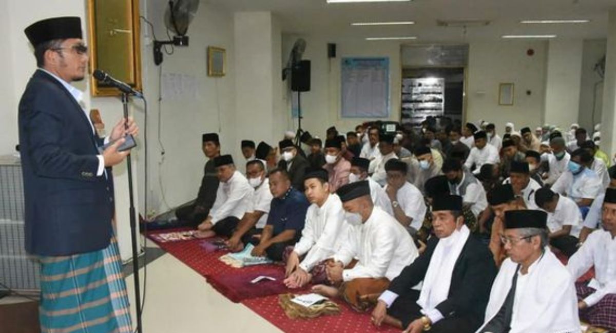 salat-id-perdana-wako-padang-balai-kota-juga-pusat-keagamaan