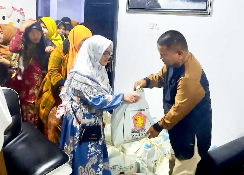Ratusan sembako dari anggota DPR RI yang juga Ketua DPD Partai Gerindra Sumbar, Andre Rosiade dibagikan kepada warga.