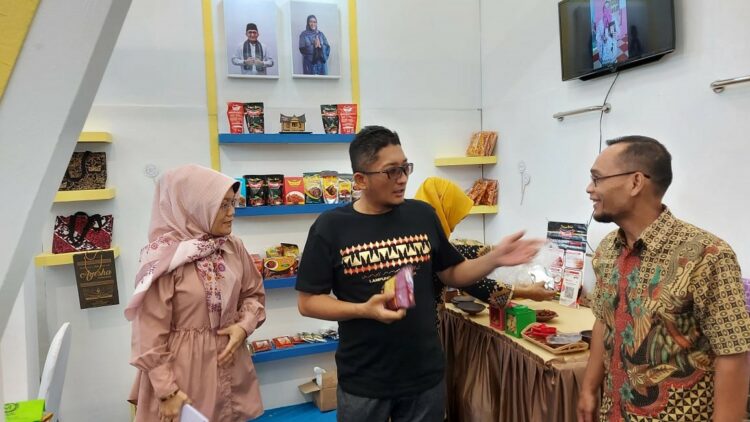 Wako Hendri Septa di stand Kota Padang dalam HUT Apeksi di Lampung.