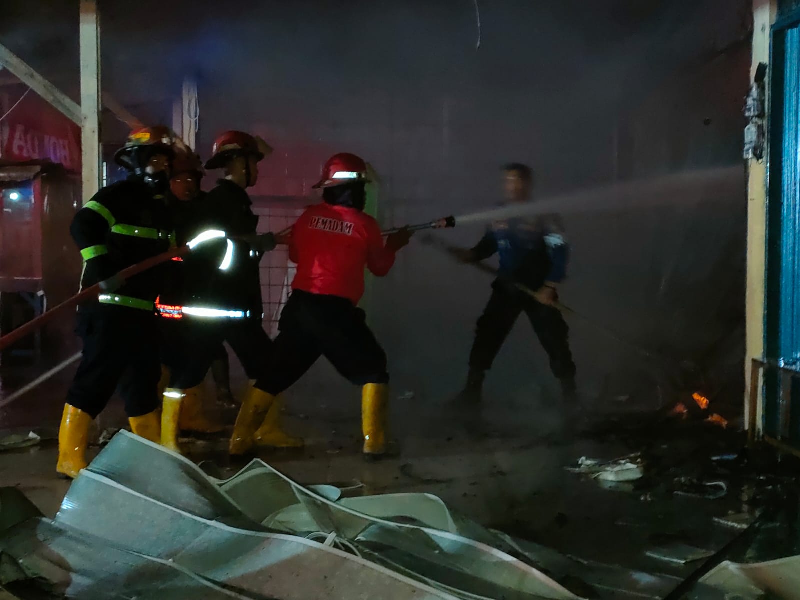 Berita Padang – berita Sumbar terbaru dan terkini hari ini: Satu toko aksesoris sepeda motor di Jalan Gajah Mada, terbakar.