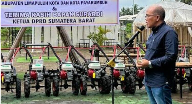 Ketua DPRD Sumbar Bagikan 12 Cultivator untuk Petani di Kabupaten Limapuluh Kota dan Kota Payakumbuh