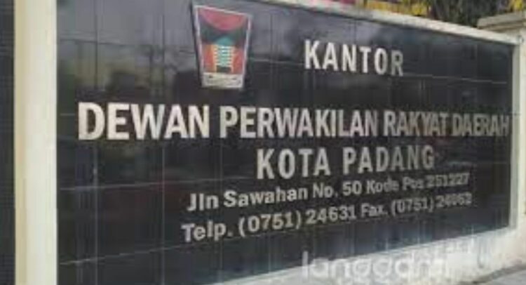 Kantor DPRD Padang.