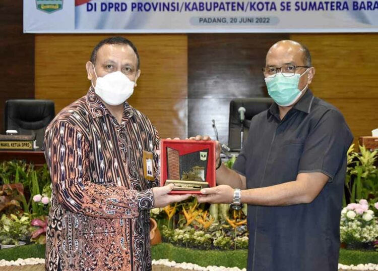 Langgam.id - DPRD Sumbar dan DPRD kabupaten kota se-Sumbar mengikuti Semiloka bersama Ketua Komisi Pemberantasan Korupsi (KPK)
