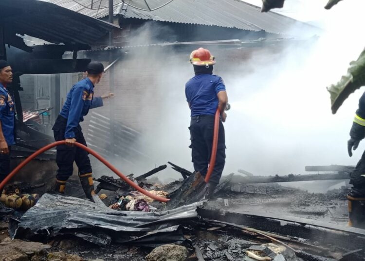 Berita Payakumbuh – Berita Sumbar dan Terkini: Sebuah rumah kayu di Kota Payakumbuh terbakar pada Rabu (8/6/2022).